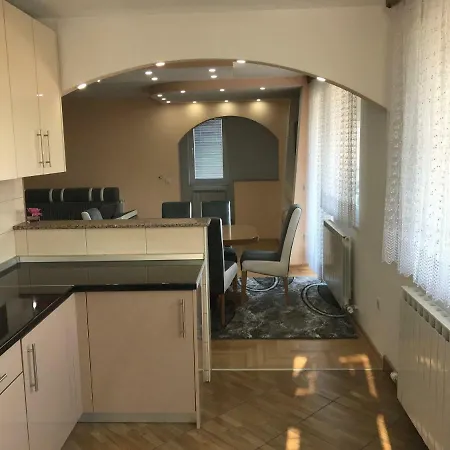Large , Modern American Style + Free Parking Places *